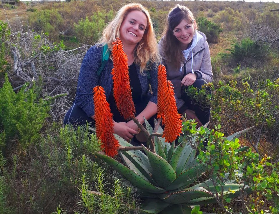 Zwei Studentinnen in der Natur in Sdafrika