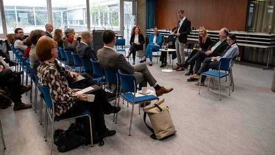 Diskussion ber die Idee einer gemeinsamen Bibliothek fr die Stuttgarter Hochschulen. Moderator Dr. Johan Lange 